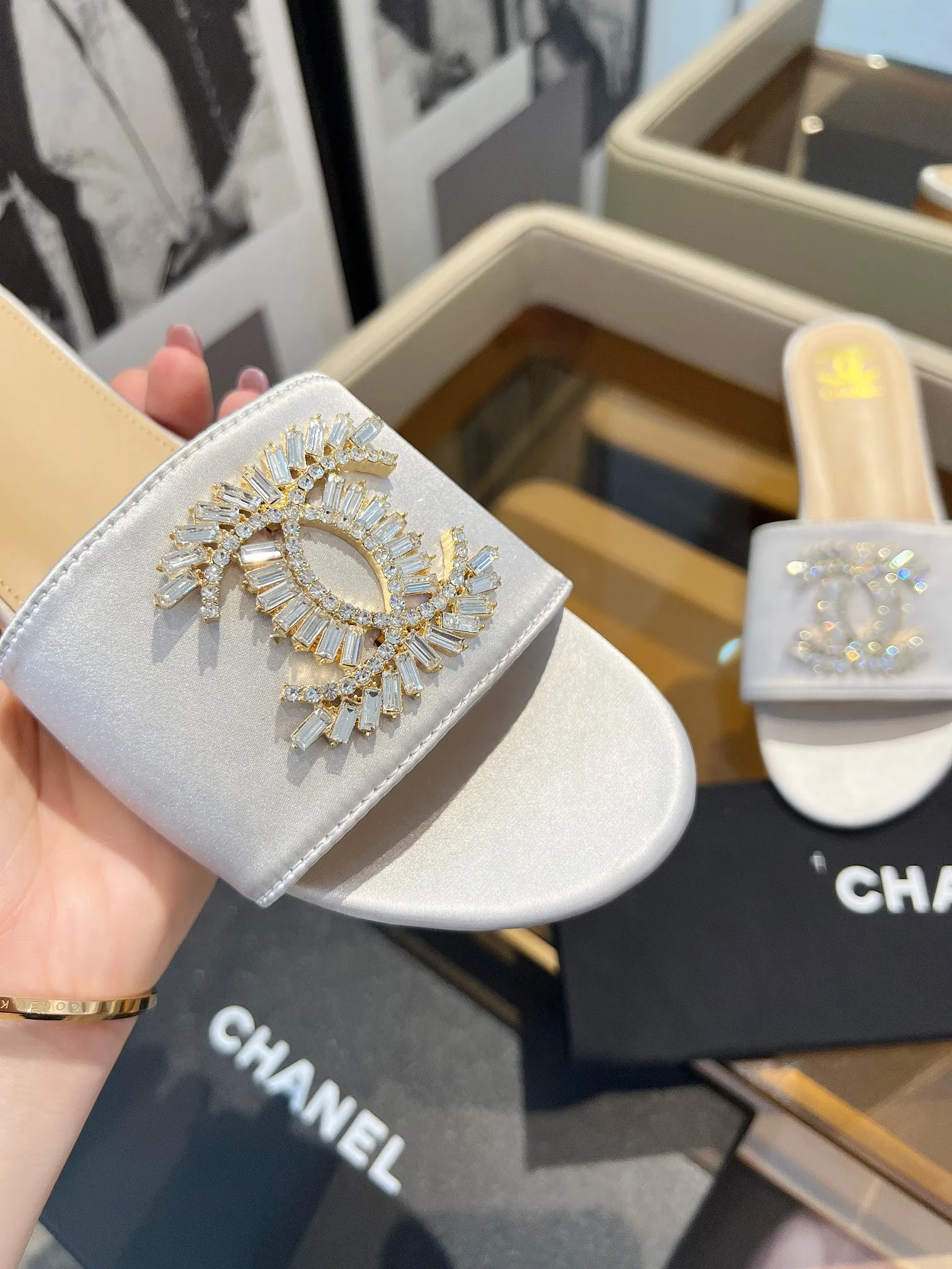 👟👟Ex-factory price 420👟👟 Genuine leather bottom +40 🎉🎉🎉Chanel Xiaoxiang C family sandals series official website synchronization, classic and elegant, casual wear 🌹🌹🌹🌹Original logo ~ Made of imported cowhide and C family custom fabrics, a variety of colors for the goddess to choose from! ❤️❤️❤️❤️ Code number: 36~40 (customized 35, 41, 42, 43, 44 are not returnable or exchangeable): Rubber leather sole +40
